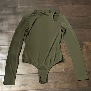 Guess women’s olive Green keyhole body suit size medium